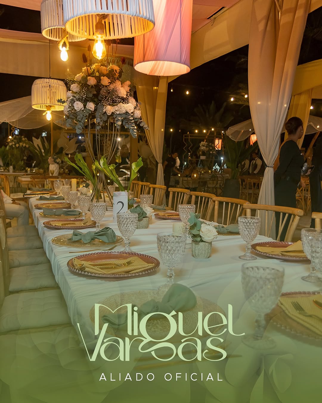 Mesa elegante con centros de mesa florales